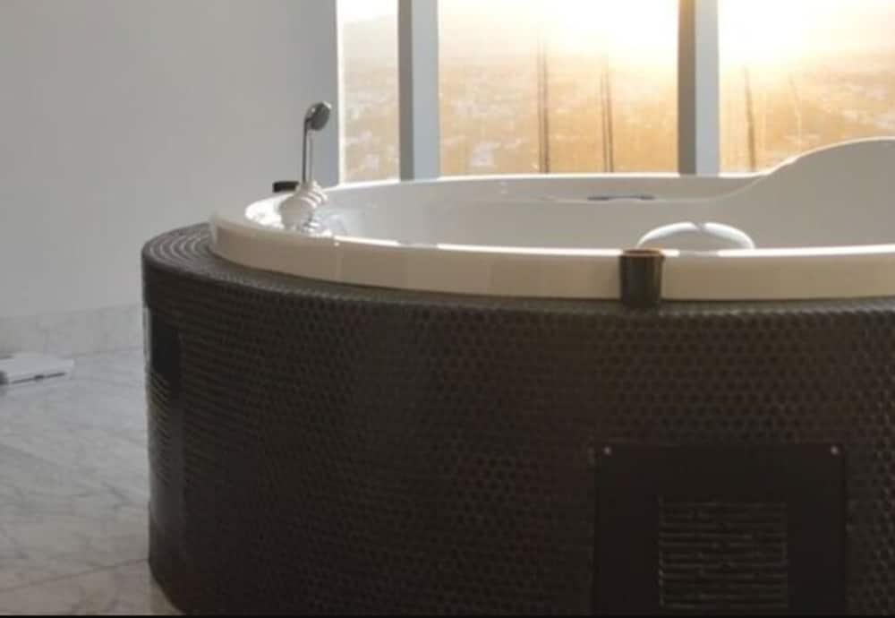 Baruk Guadalajara Hotel De Autor Eksteriør bilde A whirlpool bathtub