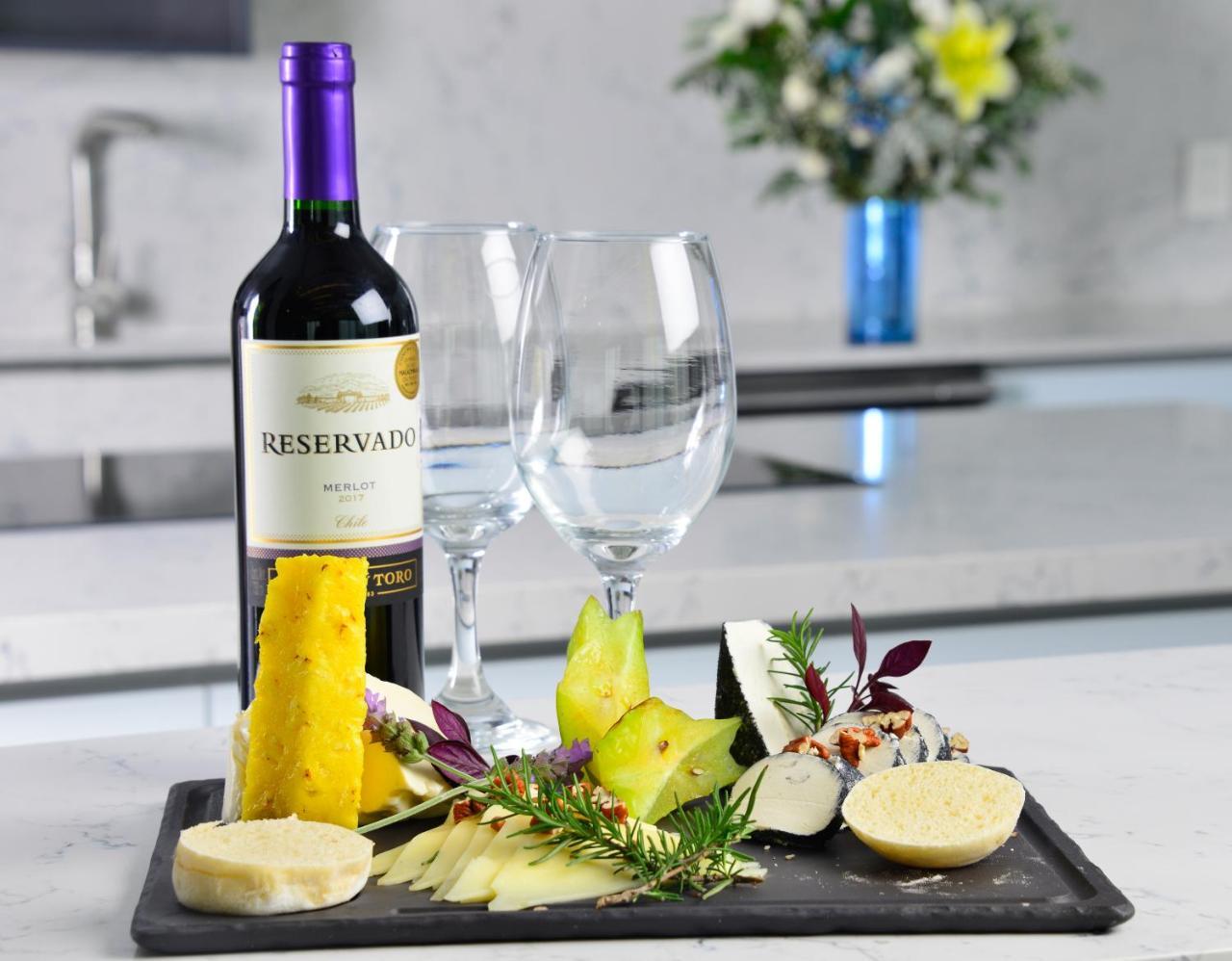 Baruk Guadalajara Hotel De Autor Eksteriør bilde A wine and cheese pairing