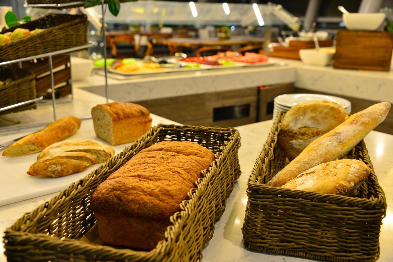 Baruk Guadalajara Hotel De Autor Eksteriør bilde Bread at a buffet